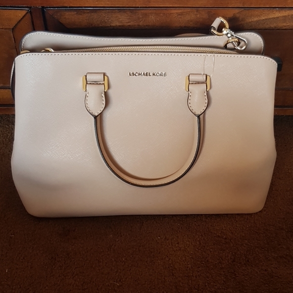 Authentic Michael Kors Leather Savannah satchel - Picture 1 of 8